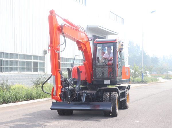 恒遠小型挖掘機 助力春耕